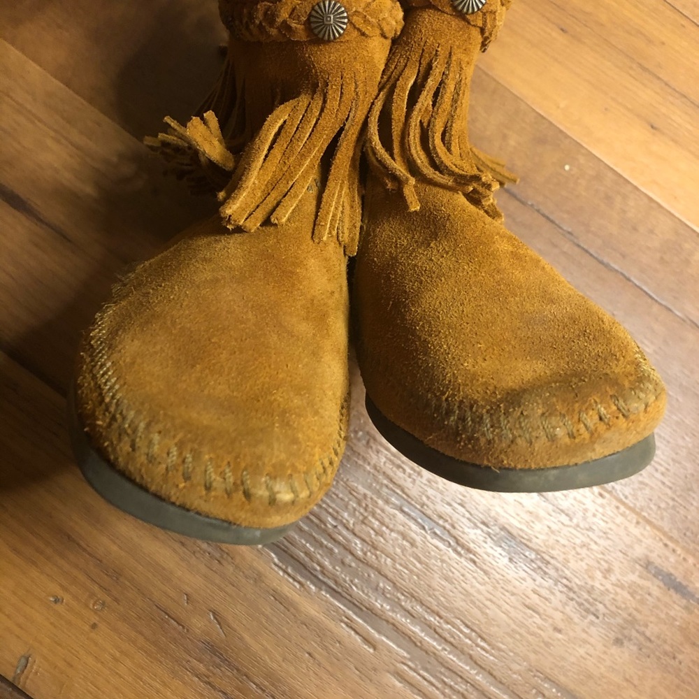 Minnetonka Fringe Back Zip Boots. - Picture 5 of 8